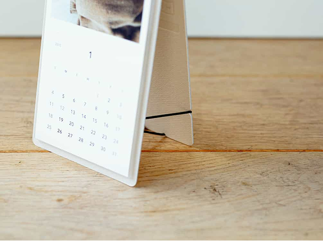 表紙にゴムをかけてスタンドに